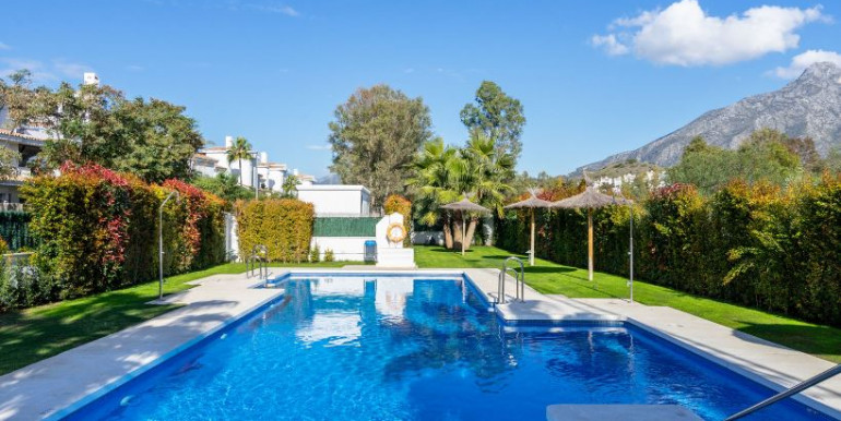 ADOSADA EN NUEVA ANDALUCÍA