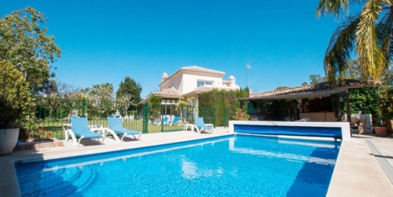 AMPLIA VILLA EN ESTEPONA