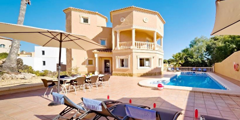 EN CALPE CON PISTA DE TENIS