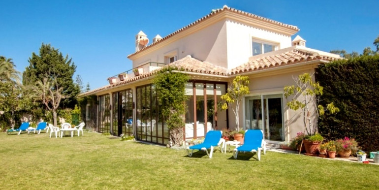 AMPLIA VILLA EN ESTEPONA