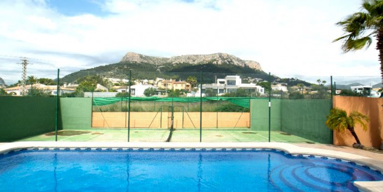 EN CALPE CON PISTA DE PADEL