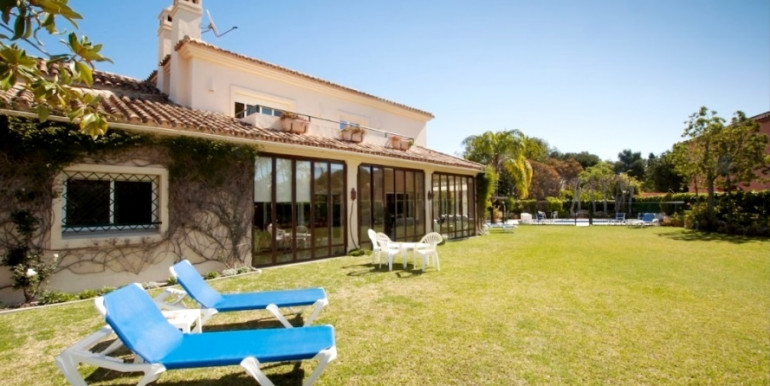 AMPLIA VILLA EN ESTEPONA