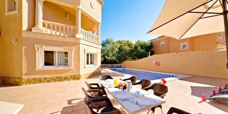 EN CALPE CON PISTA DE TENIS