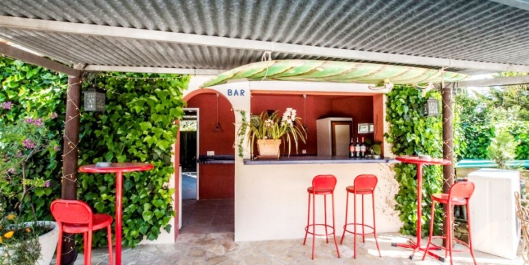 AMPLIA VILLA EN ESTEPONA