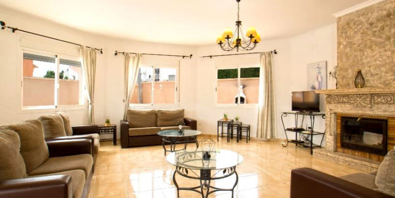 EN CALPE CON PISTA DE TENIS