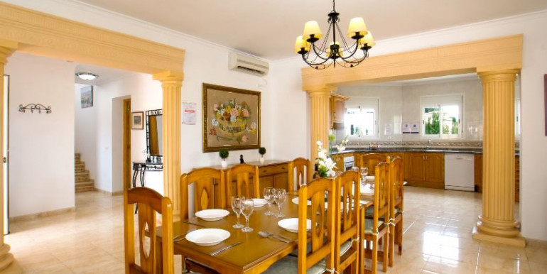 EN CALPE CON PISTA DE TENIS