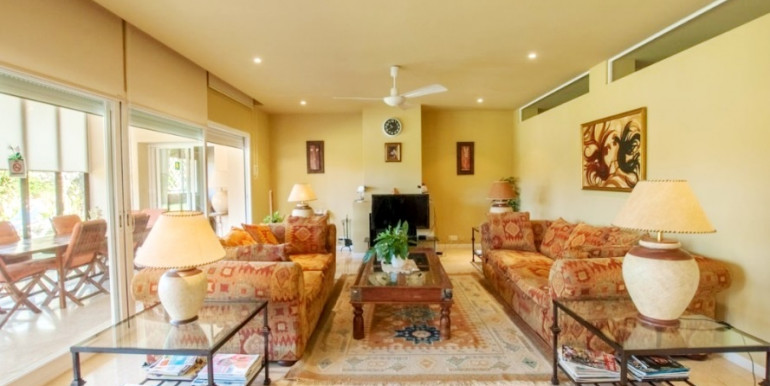 AMPLIA VILLA EN ESTEPONA