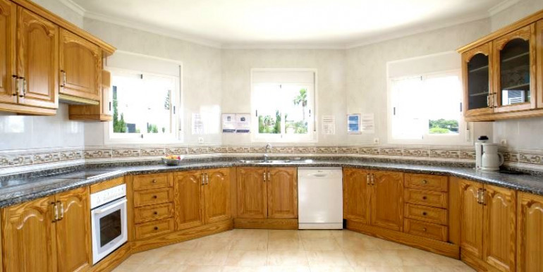 EN CALPE CON PISTA DE TENIS