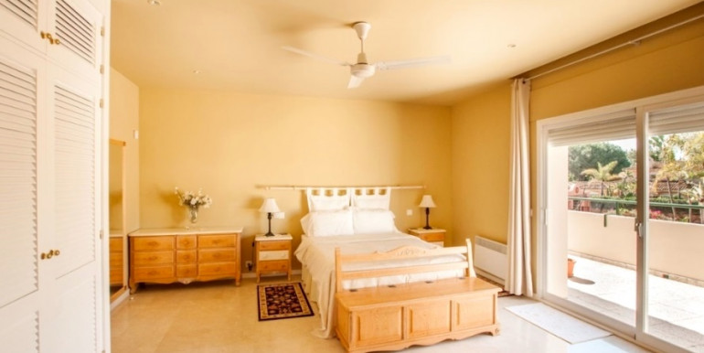 AMPLIA VILLA EN ESTEPONA