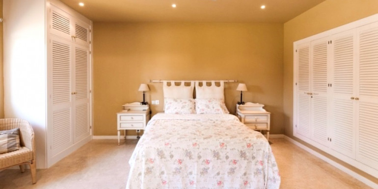 AMPLIA VILLA EN ESTEPONA