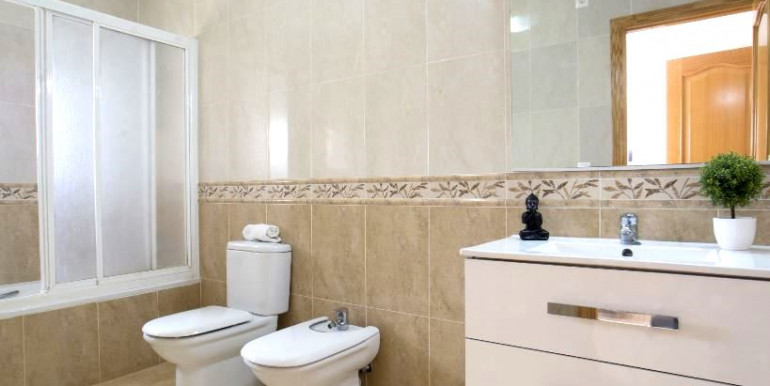 EN CALPE CON PISTA DE TENIS