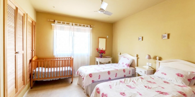 AMPLIA VILLA EN ESTEPONA