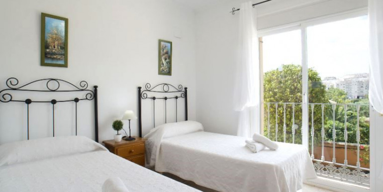 EN CALPE CON PISTA DE PADEL