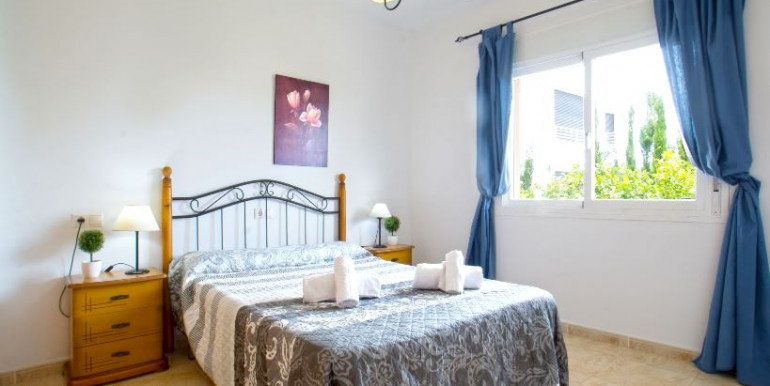 EN CALPE CON PISTA DE TENIS