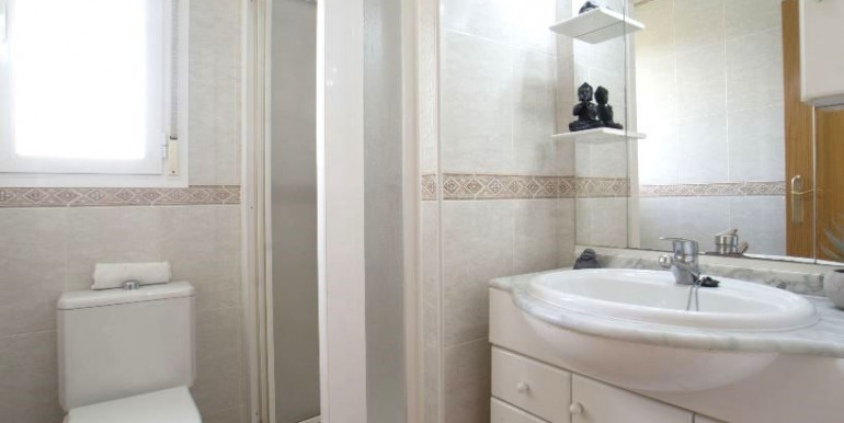 EN CALPE CON PISTA DE PADEL