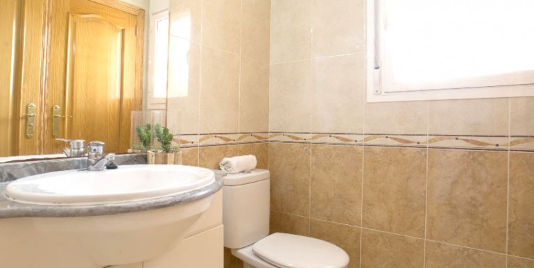 EN CALPE CON PISTA DE TENIS