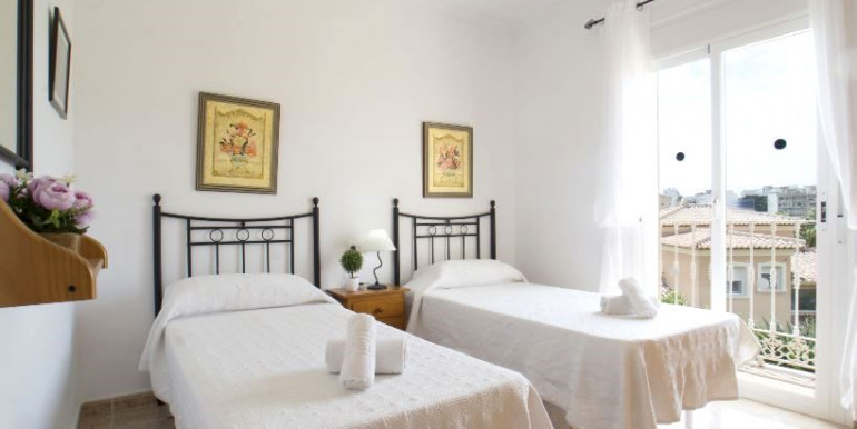 EN CALPE CON PISTA DE PADEL