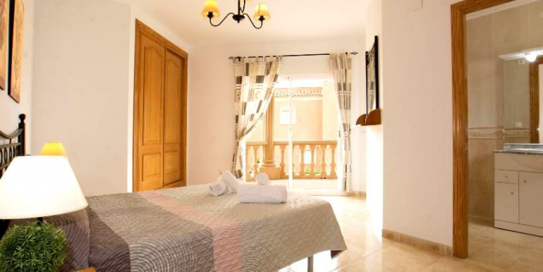 EN CALPE CON PISTA DE TENIS