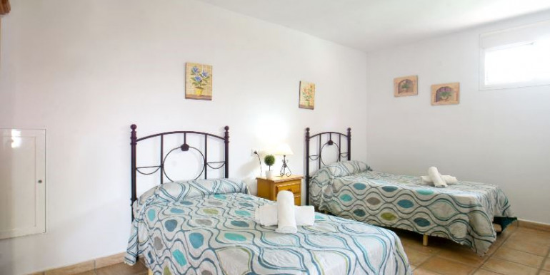 EN CALPE CON PISTA DE PADEL