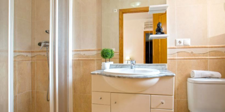 EN CALPE CON PISTA DE TENIS