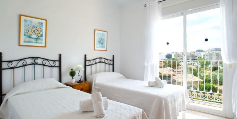 EN CALPE CON PISTA DE PADEL