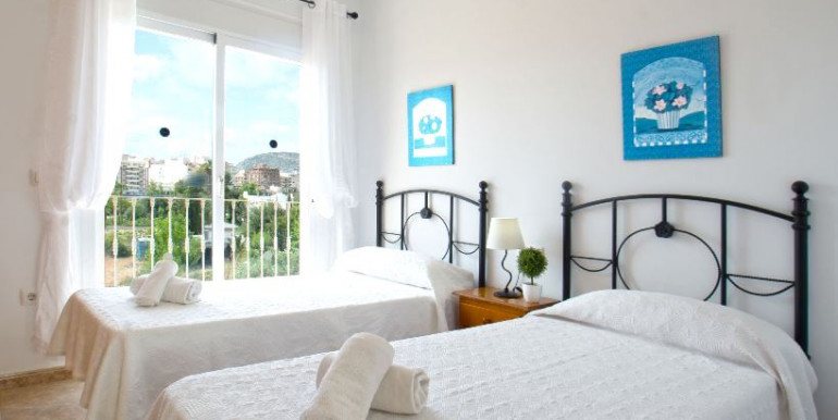 EN CALPE CON PISTA DE PADEL