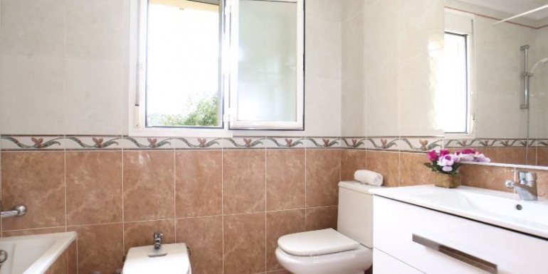 EN CALPE CON PISTA DE PADEL