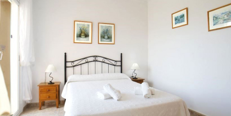 EN CALPE CON PISTA DE PADEL