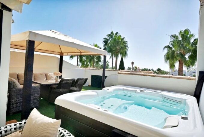 LARGE AND LUXURY TOWNHOUSE