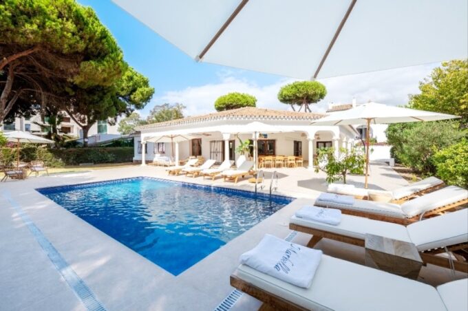 ESPACIOSA VILLA EN ESTEPONA