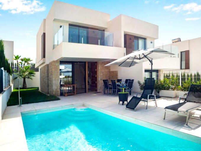 MODERNA VILLA EN BENIDORM