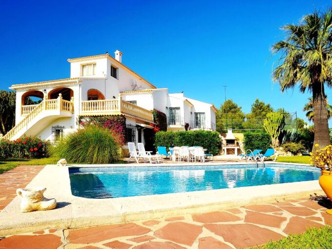 EN JÁVEA PISTA PRIVADA DE TENIS