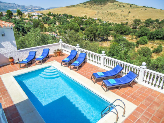 BONITA VILLA EN ALMOGIA