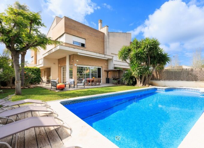 VILLA FAMILIAR EN CAMBRILS