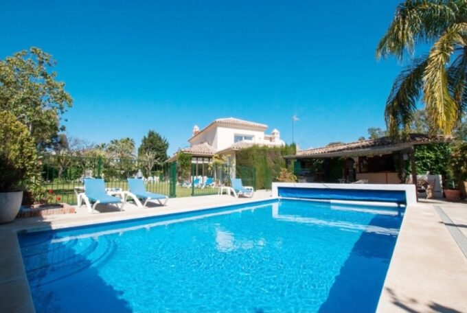 AMPLIA VILLA EN ESTEPONA