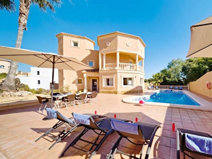 EN CALPE CON PISTA DE TENIS