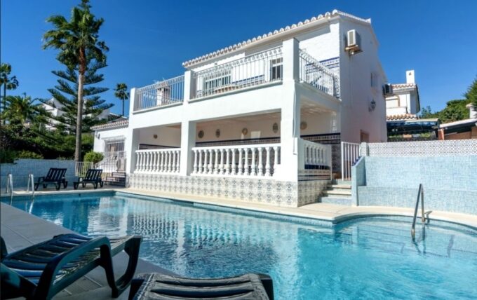 NICE VILLA IN CHILCHES