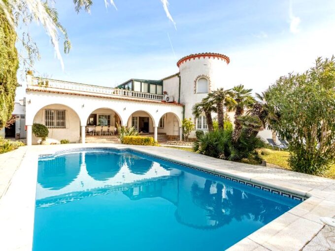 ESPACIOSA VILLA EMPURIABRAVA