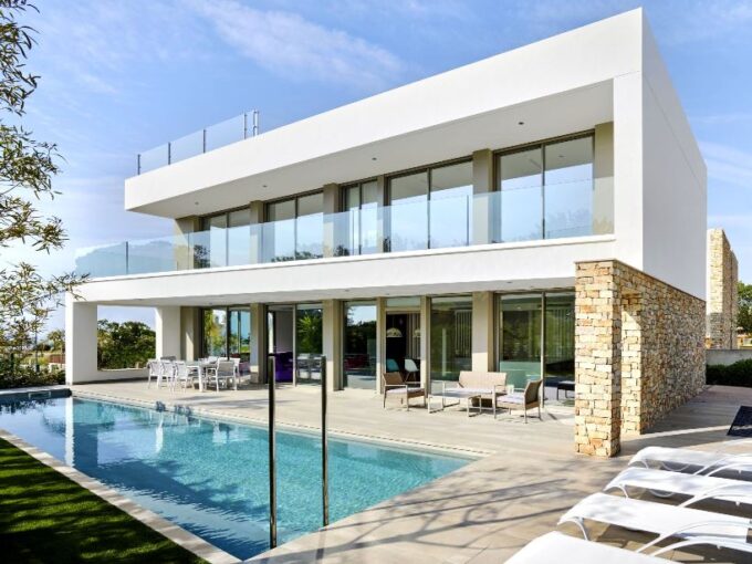 MODERNA VILLA EN CAMBRILS