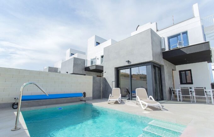 BONITA VILLA EN TORREVIEJA