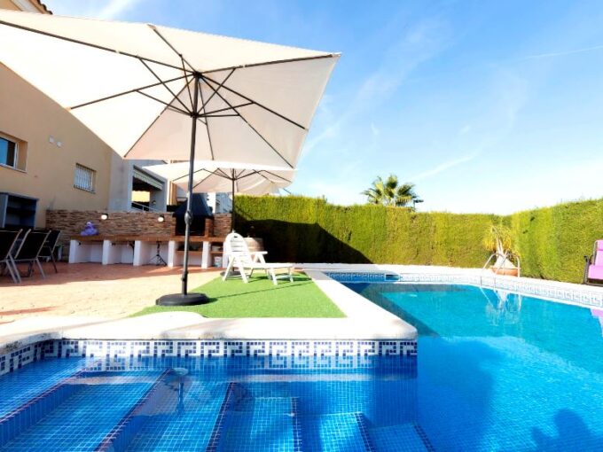 VILLA EN TORREDEMBARRA