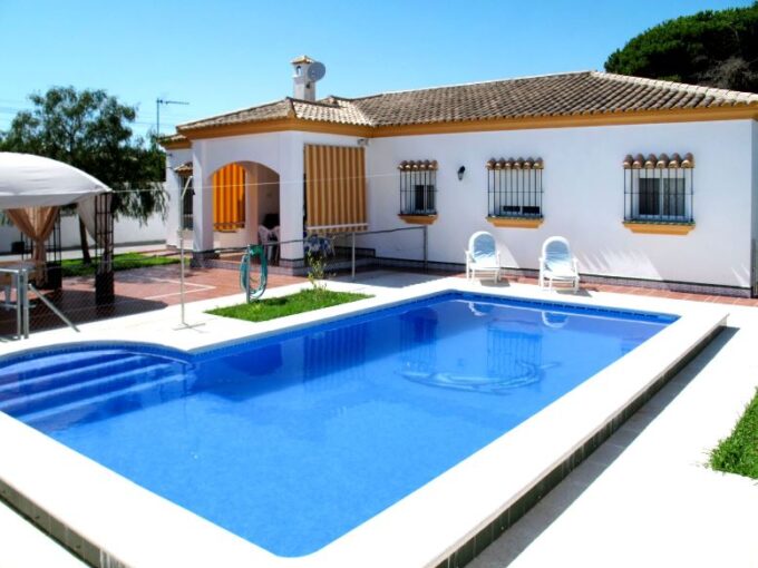 ESPACIOSO CHALET EN CHICLANA