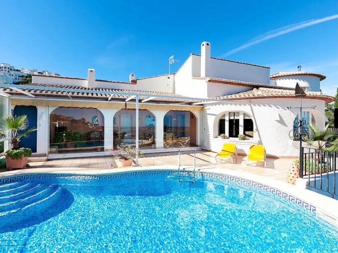 ESPACIOSA VILLA EN PEGO