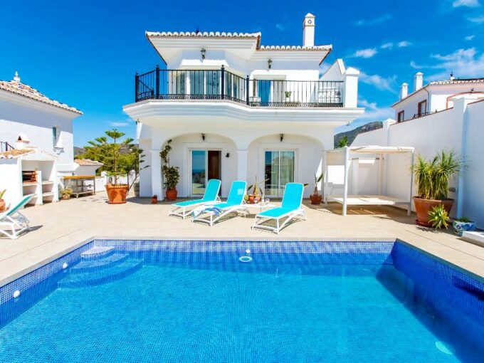 CONFORTABLE VILLA EN NERJA