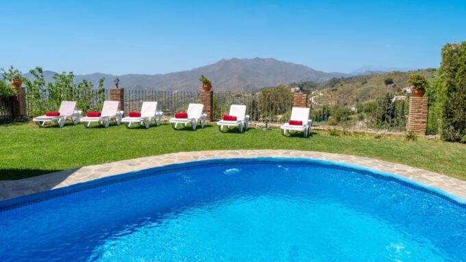 BONITA VILLA EN MIJAS