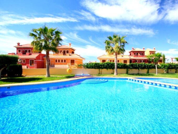 ACOGEDORA ADOSADA BENIDORM