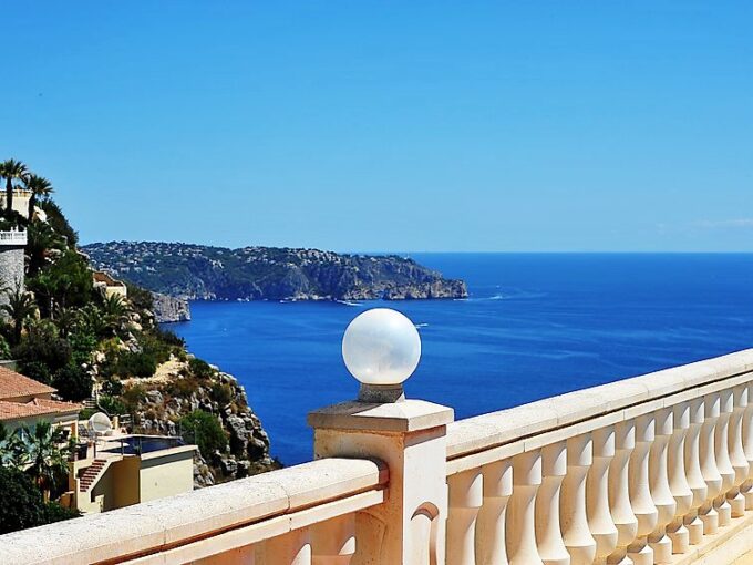 EN BENITACHELL CON VISTAS AL MAR