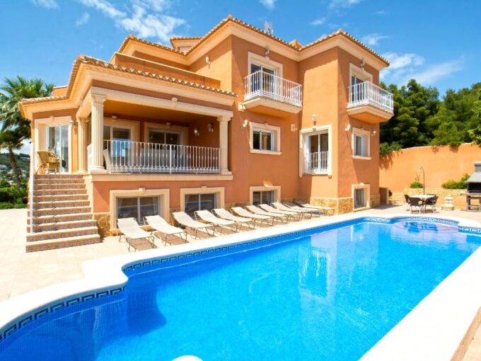 VILLA DE 9 DORMITORIOS EN CALPE