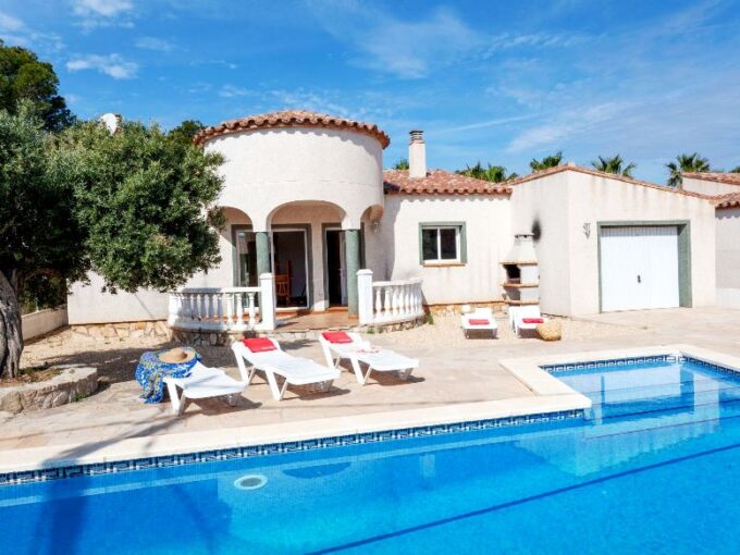 LUMINOSA VILLA EN EMPURIABRAVA
