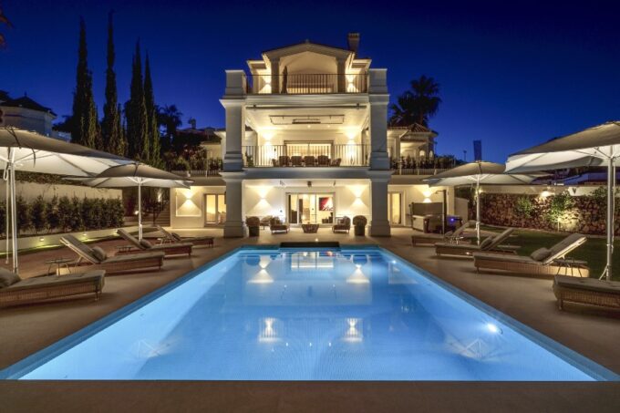 ENCANTADORA VILLA EN MARBELLA